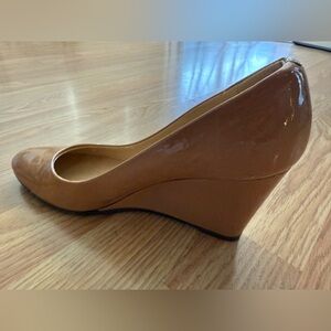 Like new J Crew wedge patent leather beige shoes